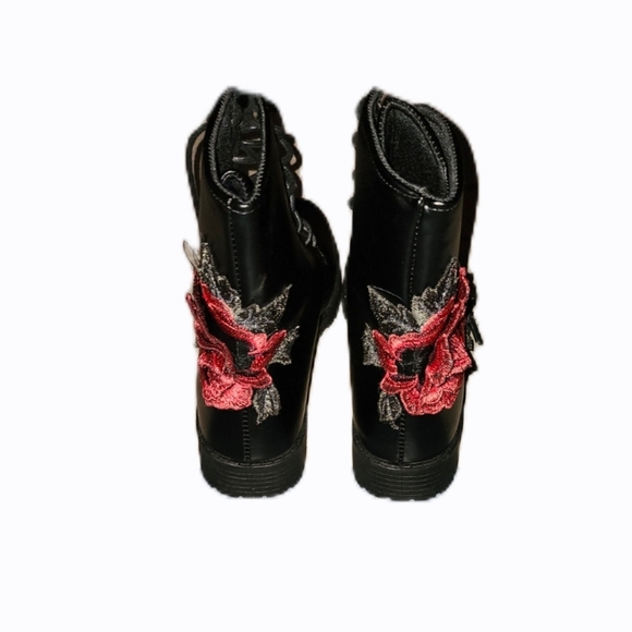 Yoki | Black Boots w/ Rose Design - Picture 3 of 4